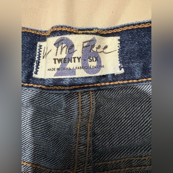 Free People we the free size 26 mid wash denim jean shorts distressed - Picture 7 of 11
